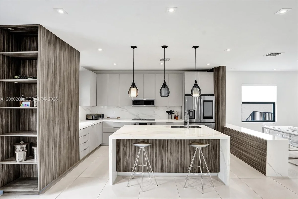 606 NE 191st Ter, Miami: photo 1 of 26
