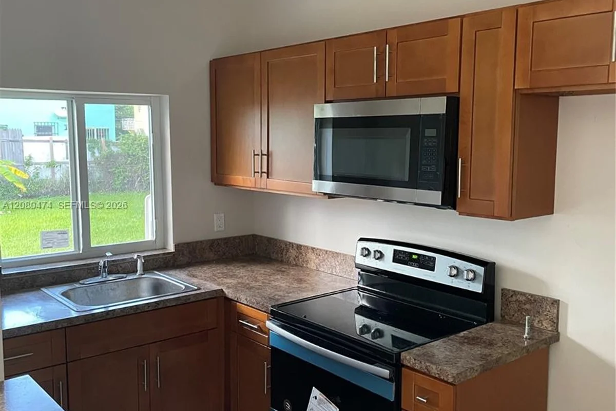 8321 NE Miami Ct #4, Miami: photo 1 of 6