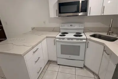 4715 NW 7th St #108-2, Miami: photo 1 of 31