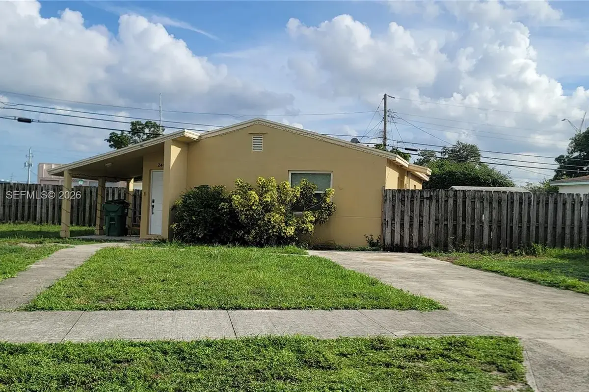 2400 NW 152nd St, Miami Gardens: photo 1 of 12