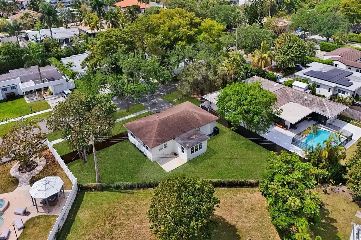 2125 Alamanda Dr, North Miami: photo 1 of 46