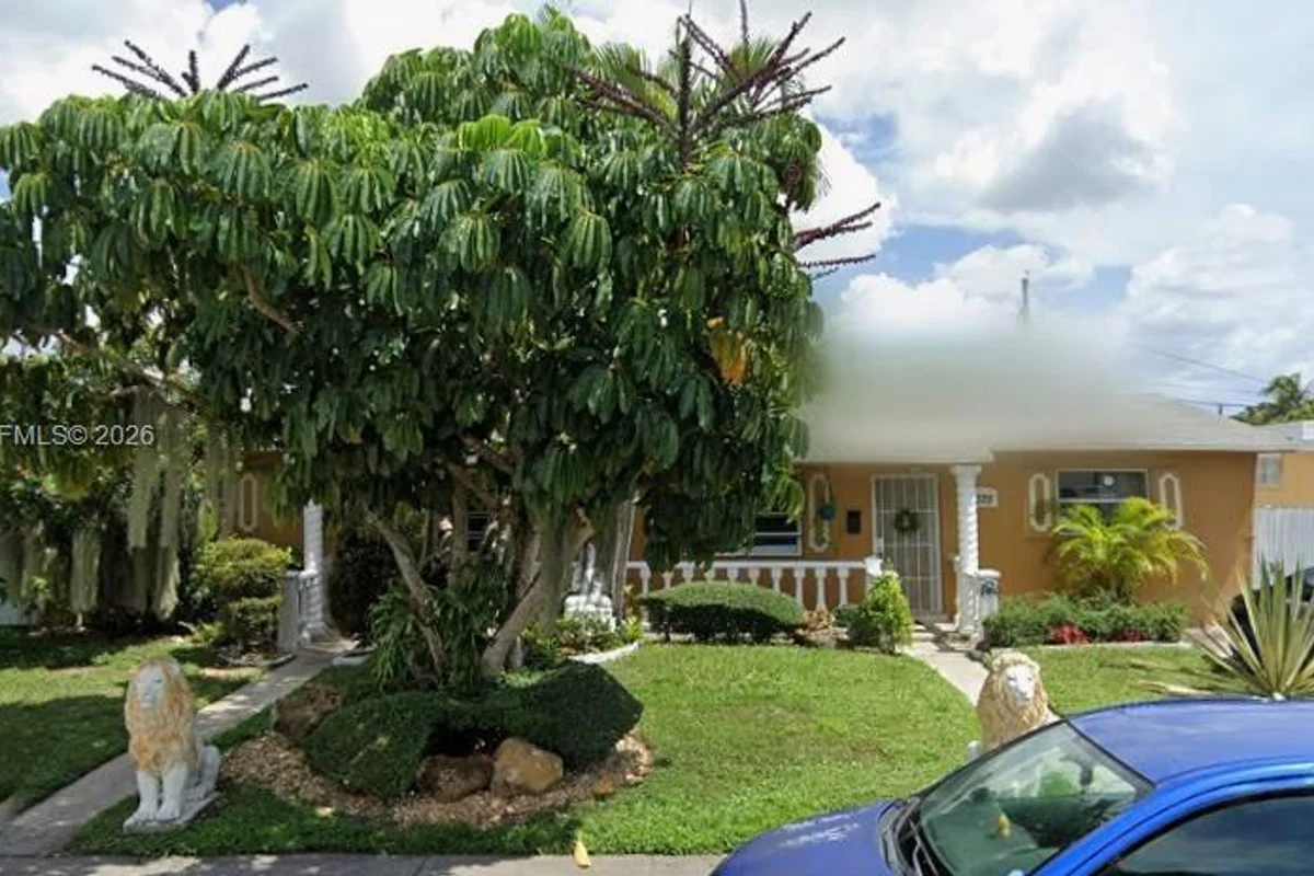 1075 NW 100th St, Miami: photo 1 of 21