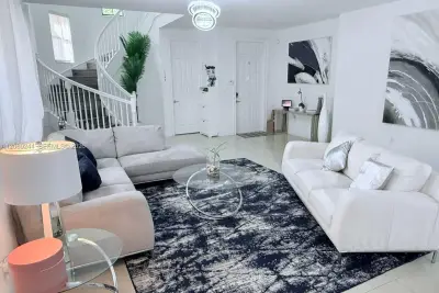 9907 NW 87th Ter, Doral: photo 1 of 28