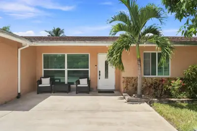 4665 NW 113th Ave, Sunrise: photo 1 of 9