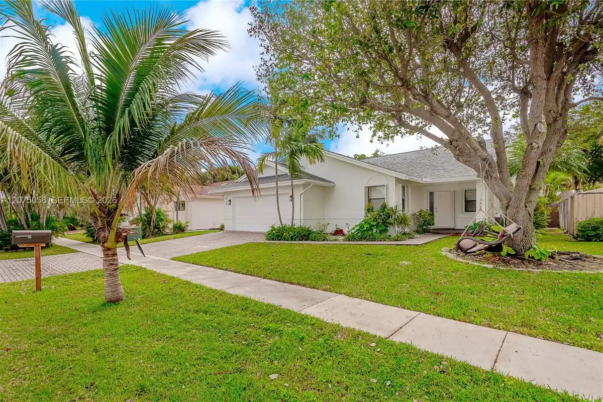 216 SE 9th St, Dania Beach: photo 1 of 29