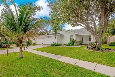 216 SE 9th St, Dania Beach: photo 1 of 29
