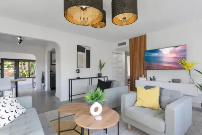 601 NE 33rd St, Oakland Park: photo 1 of 31