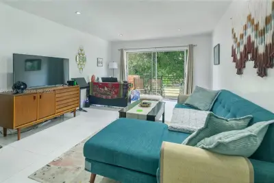 365 NE 125th St #216, North Miami: photo 1 of 12