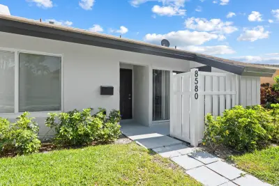 8580 NW 32nd St, Coral Springs: photo 1 of 20