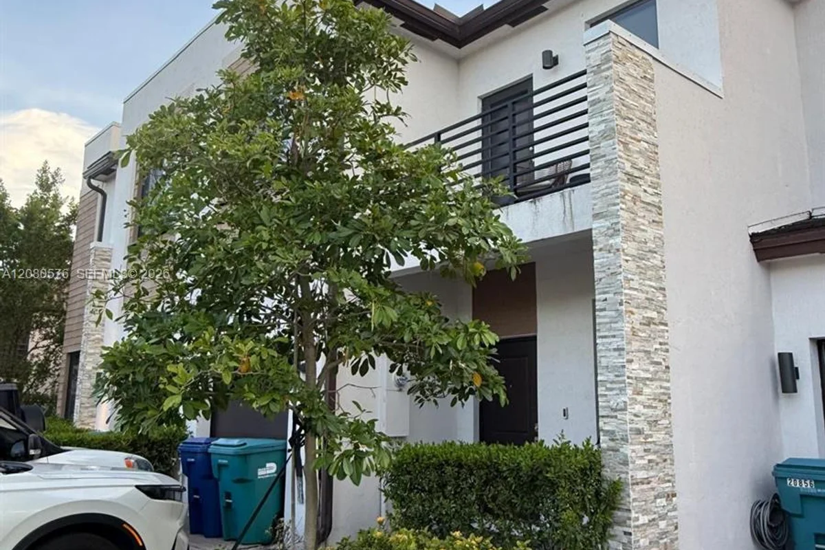 20848 NE 7th Ct, Miami: photo 1 of 10