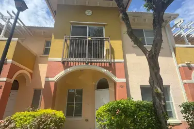 703 N Santa Catalina Cir, North Lauderdale: photo 1 of 9