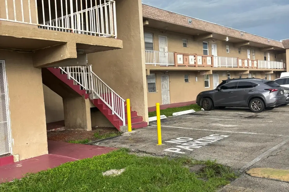301 NW 177th St #128, Miami Gardens: photo 1 of 12
