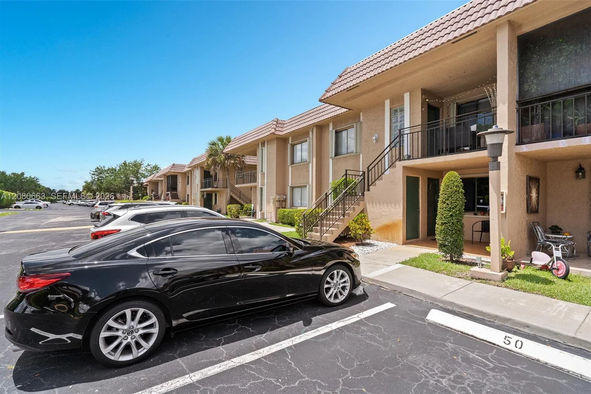 197 Lakeview Dr #102, Weston: photo 1 of 24