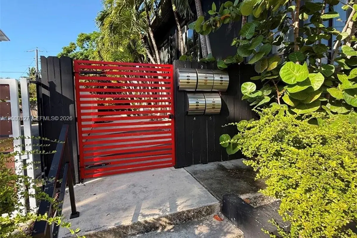 1040 NE 78th St Rd #5, Miami: photo 1 of 7