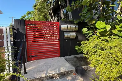 1040 NE 78th St Rd #5, Miami: photo 1 of 7