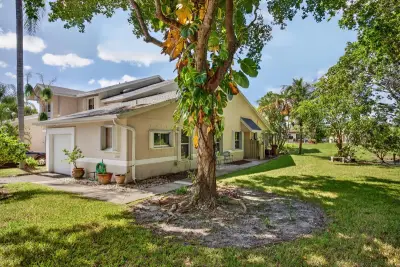 2007 Discovery Cir E, Deerfield Beach: photo 1 of 28