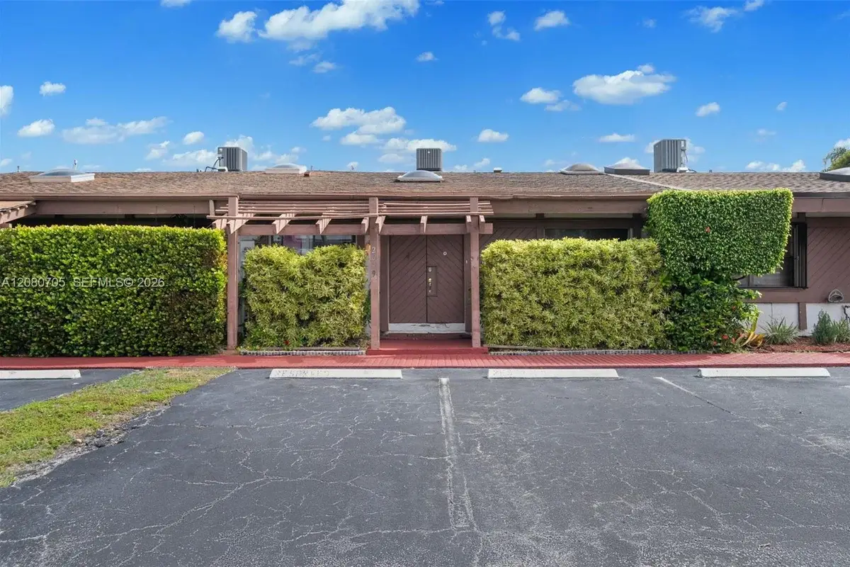 2679 S Parkview Dr, Hallandale Beach: photo 1 of 24