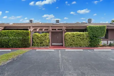 2679 S Parkview Dr, Hallandale Beach: photo 1 of 24