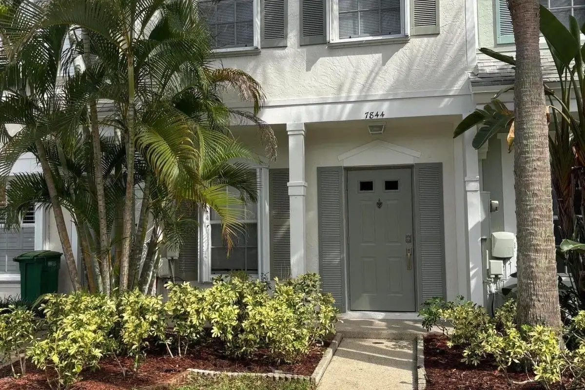 7844 Dixie Beach Cir, Tamarac: photo 1 of 28