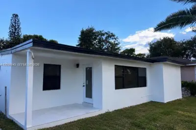 2324 Service Rd, Opa-locka: photo 1 of 5
