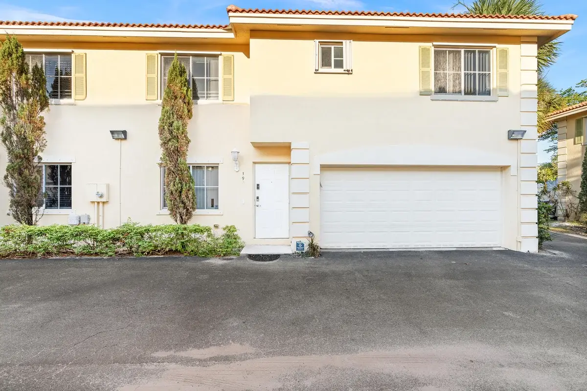 190 SE 2nd St, Deerfield Beach: photo 1 of 35