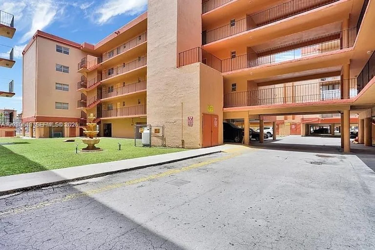1850 W 56th St #2305, Hialeah: photo 1 of 11