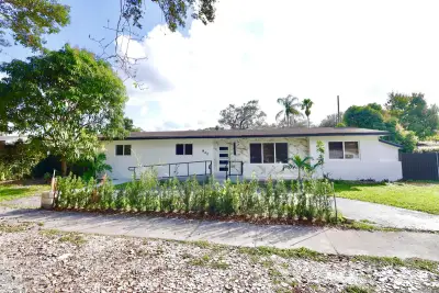842 NE 154th St, Miami: photo 1 of 32
