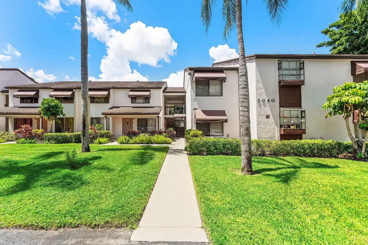 5040 Rose Hill Dr #206, Boynton Beach: photo 1 of 34