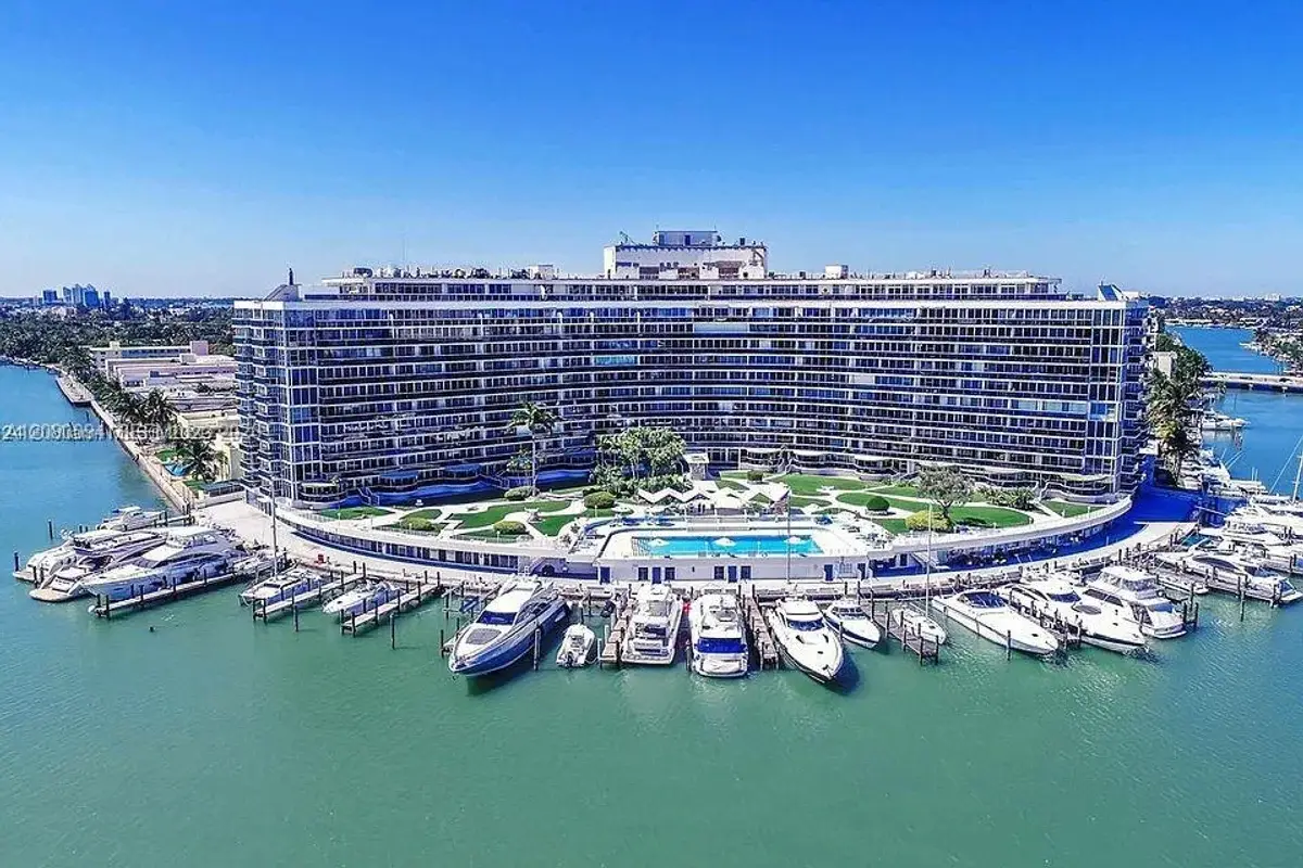 Condo in Miami Beach: photo 1 of 9