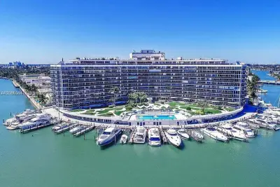 Condo in Miami Beach: photo 1 of 9