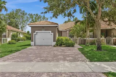 7420 S Aragon Blvd #1, Sunrise: photo 1 of 34