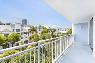 1045 10th St #402, Miami Beach: photo 1 of 25