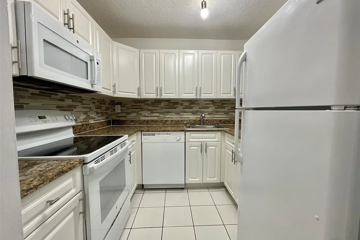 9517 Fontainebleau Blvd #501-411, Miami: photo 1 of 18
