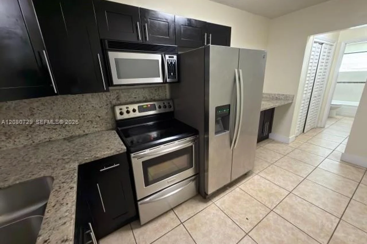 380 E 35th St #9, Hialeah: photo 1 of 19