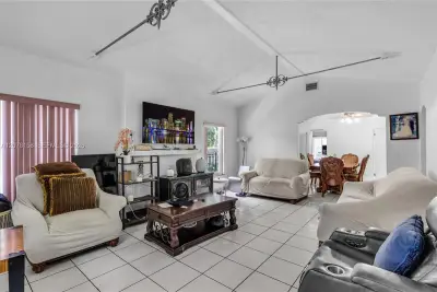 4727 NE 1st Ct, Miami: photo 1 of 38