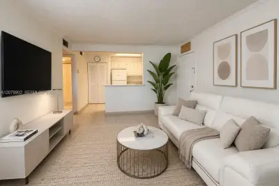 351 Palm Way #104, Pembroke Pines: photo 1 of 15