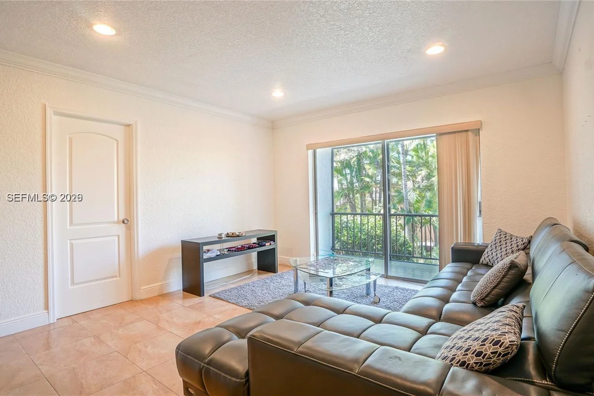 7915 SW 104th St #202G, Miami: photo 1 of 22