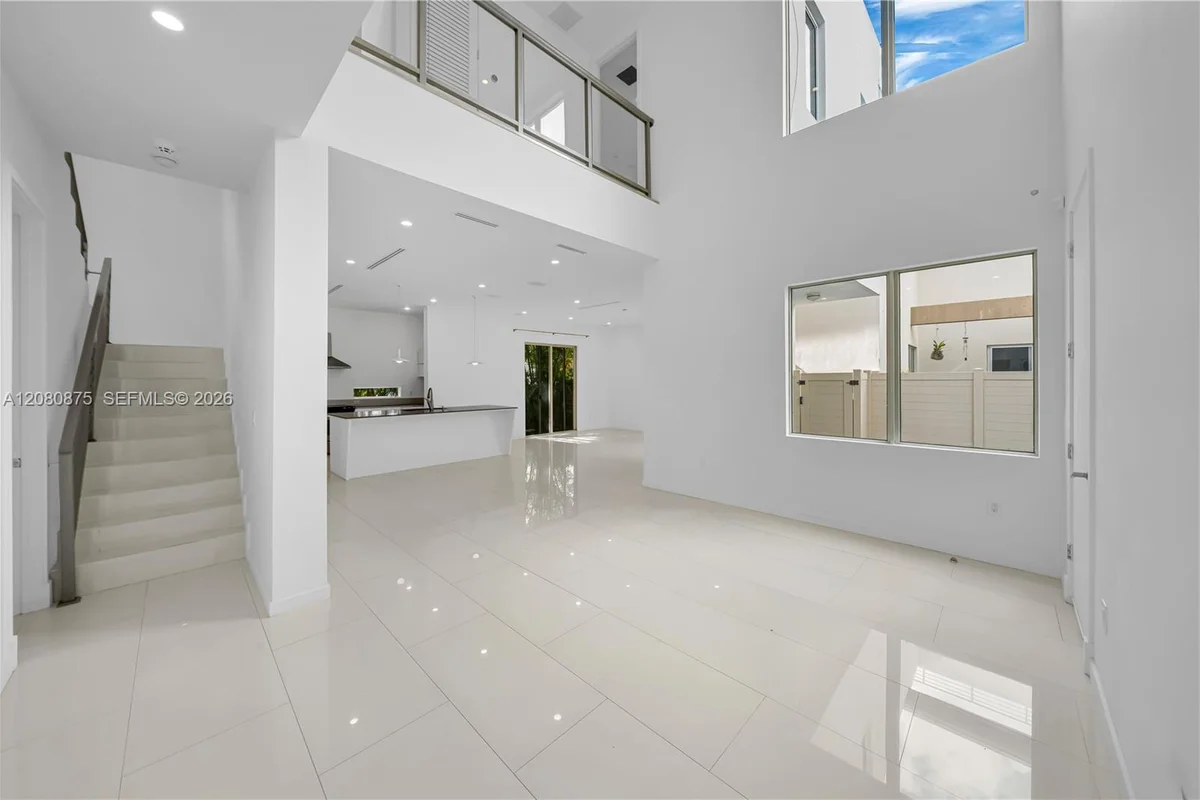 3253 Mcdonald St, Miami: photo 1 of 50