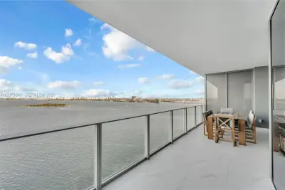700 NE 24th St #1405, Miami: photo 1 of 43