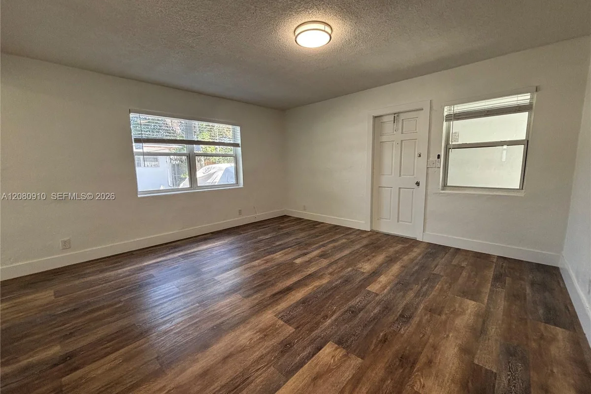 1821 Thomas St #6, Hollywood: photo 1 of 8