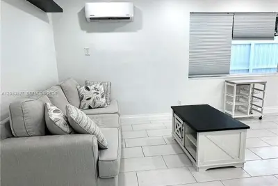 2415 Thomas St #B, Hollywood: photo 1 of 14
