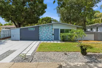 331 Delaware Ave, Fort Lauderdale: photo 1 of 16