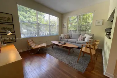 436 NE 77th St Rd #6, Miami: photo 1 of 10