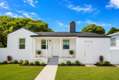 444 NW 80th St, Miami: photo 1 of 13
