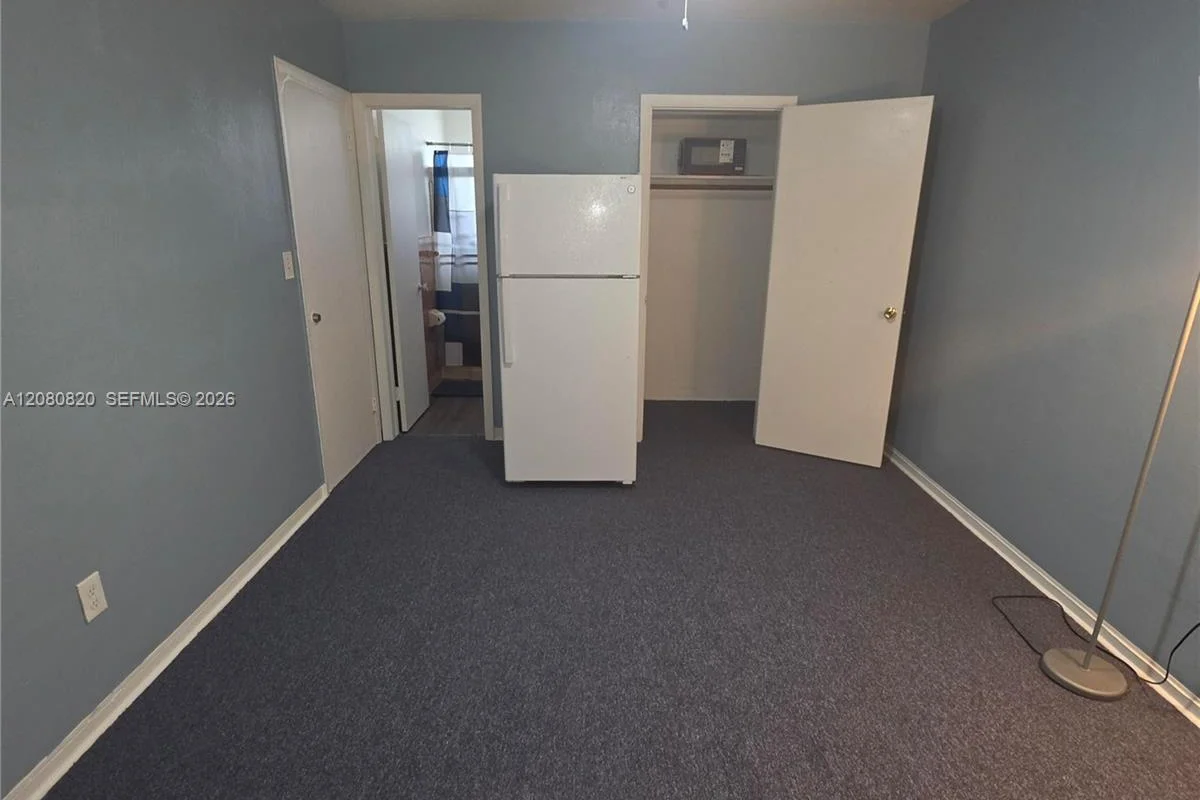 28 NW 170th St #2, North Miami Beach: photo 1 of 9
