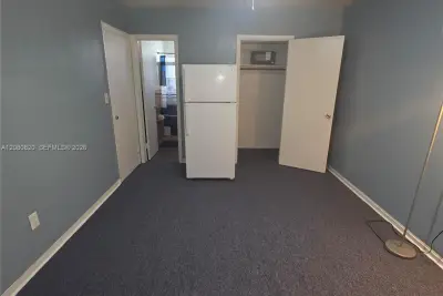28 NW 170th St #2, North Miami Beach: photo 1 of 9