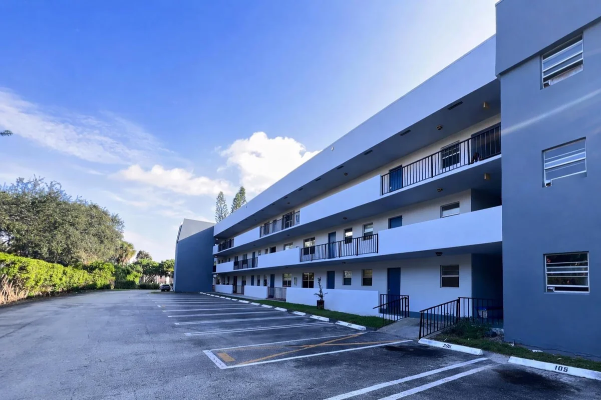 1630 Embassy Dr #311, West Palm Beach: photo 1 of 11