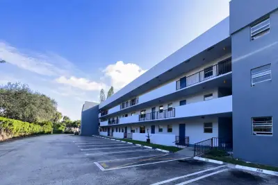 1630 Embassy Dr #311, West Palm Beach: photo 1 of 11