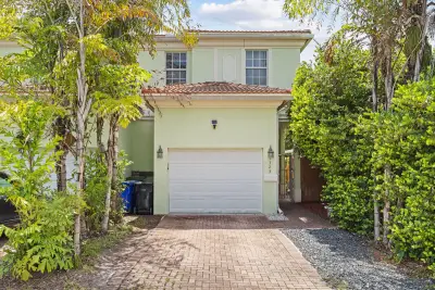 1323 NE 5th Ter, Fort Lauderdale: photo 1 of 58