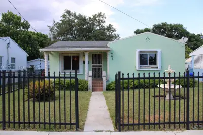 665 NW 50th St, Miami: photo 1 of 26